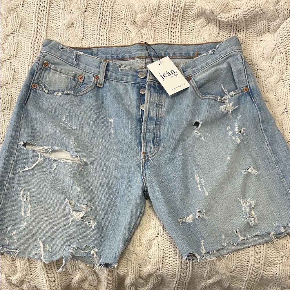 Jean vintage Levi’s distressed booty Jean shorts